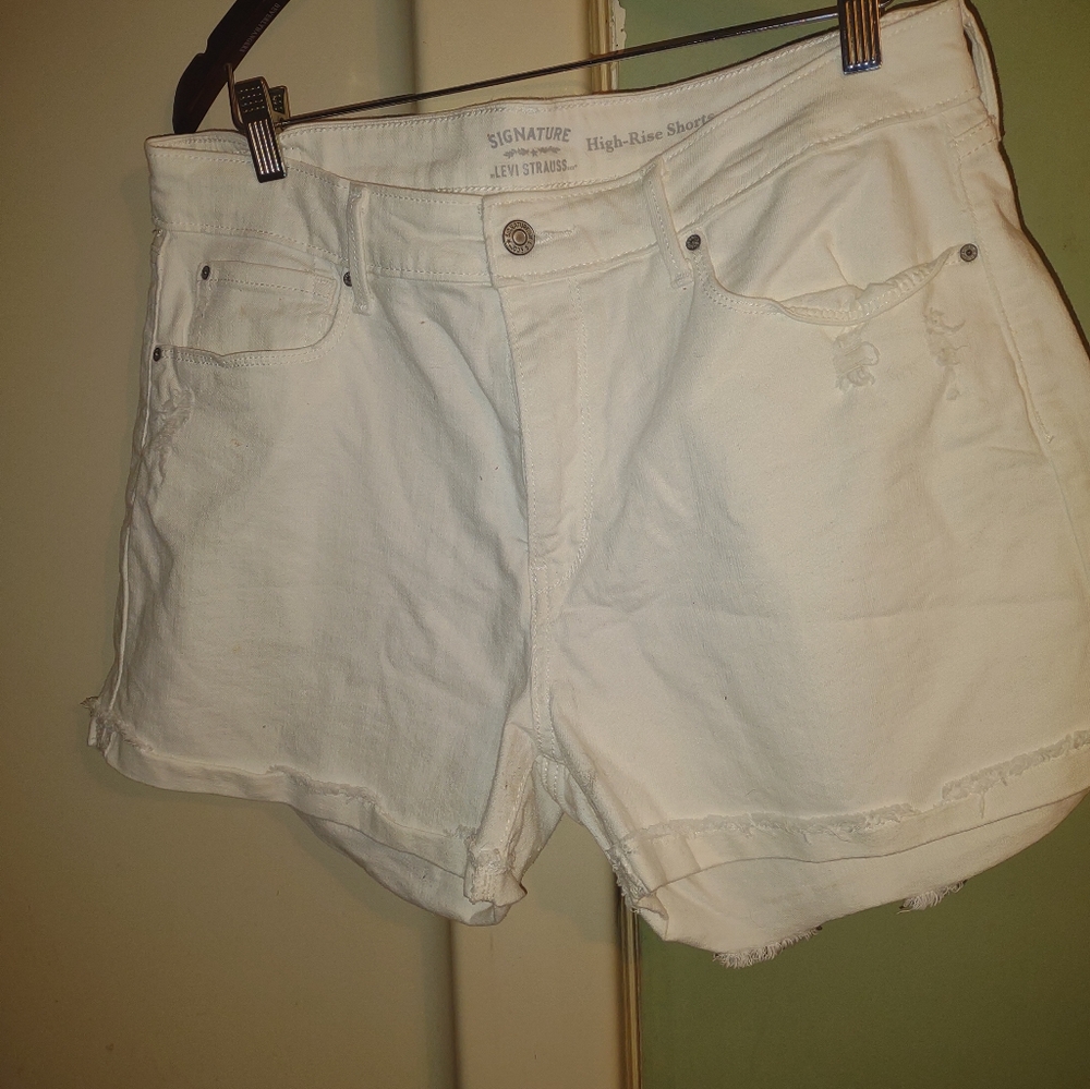 Woman's White High Rise Signature Levi's Strauss size 16 jean‎ shorts - Picture 2 of 3